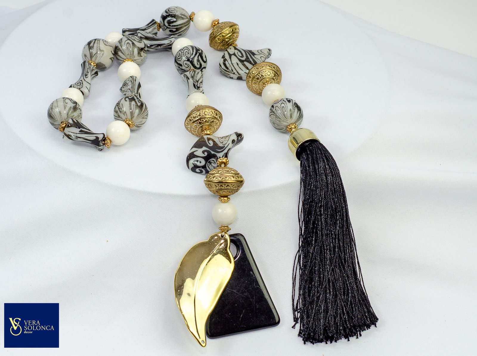 Colar de mesa Arabesco aberto preto e branco